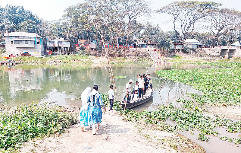 ফরিদপুরের নগরকান্দা পৌরসভা নয় মহল্লার বাসিন্দাদের উপজেলা সদরে যেতে নৌকায় কুমার নদ পার হতে হয়। গতকাল বেলা একটার দিকে