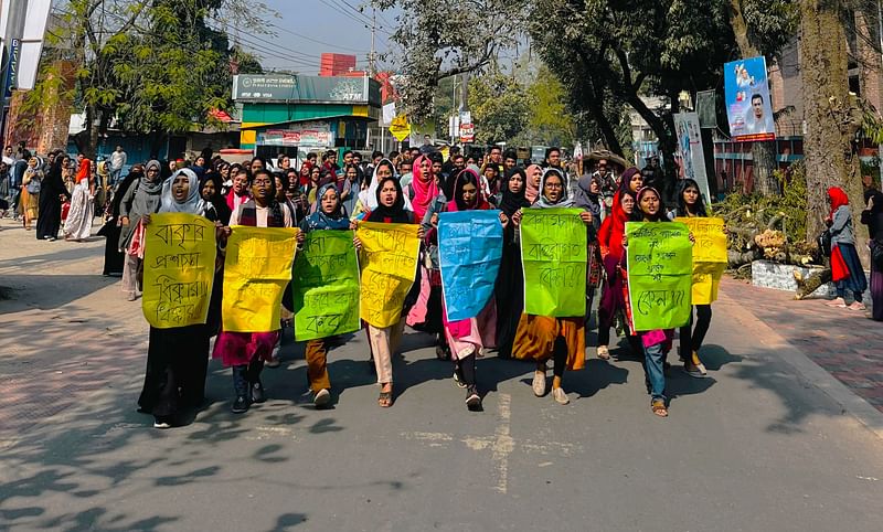 ছাত্রীর শ্লীলতাহানির বিচারের দাবিতে বিক্ষোভ করেছে পশুপালন অনুষদের একটি বর্ষের শিক্ষার্থীরা। রোববার সকালে বাংলাদেশ কৃষি বিশ্ববিদ্যালয়ে পশুপালন অনুষদের প্রধান ফটকসংলগ্ন সড়কে