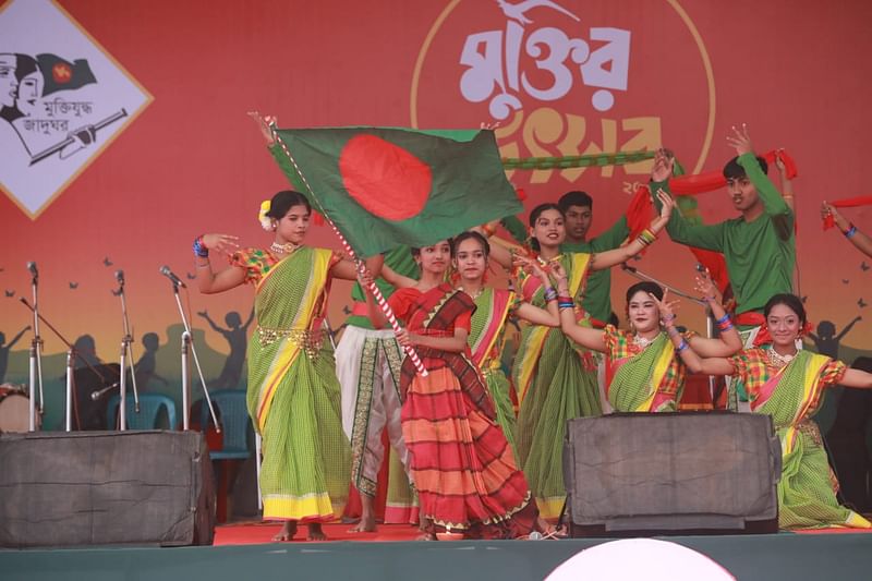 মুক্তির উৎসবে শিল্পীদের পরিবেশনা। ঢাকা বিশ্ববিদ্যালয়ের কেন্দ্রীয় খেলার মাঠ, ২ ফেব্রুয়ারি