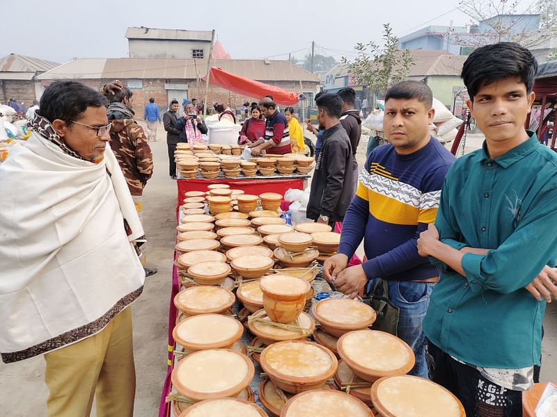 দিনব্যাপী এই দইয়ের মেলায় এসেছেন পাবনা, নাটোর ও বগুড়ার বিভিন্ন উপজেলার দই বিক্রেতারা। বুধবার সকালে সিরাজগঞ্জের তাড়াশ উপজেলা সদরের তাড়াশ মাঠে