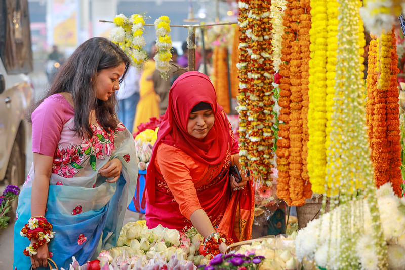 পয়লা ফাল্গুন ও বিশ্ব ভালোবাসা দিবস উপলক্ষে আজ বুধবার ঢাকা বিশ্ববিদ্যালয় ক্যাম্পাসে ঘুরতে এসেছেন অনেকেই