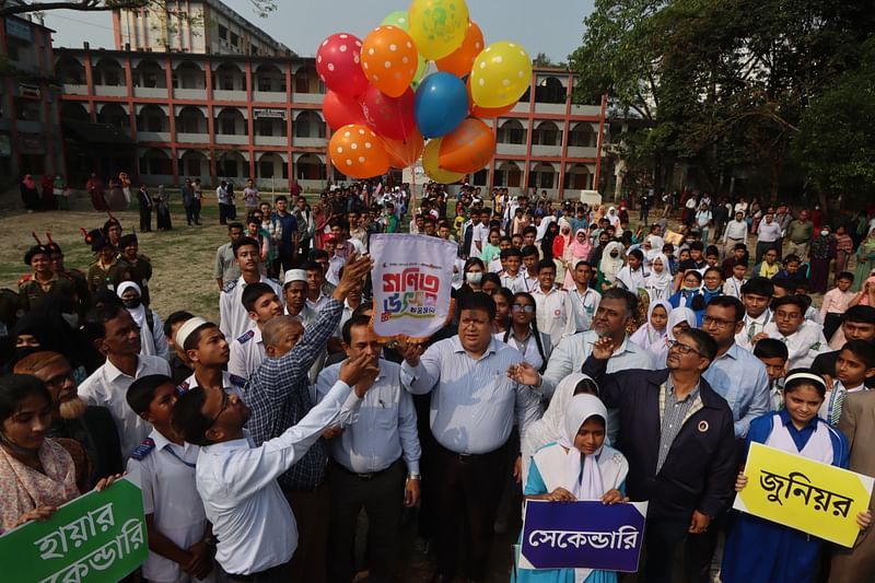 বেলুন উড়িয়ে গণিত উৎসবের উদ্বোধন করা হয়। আজ শনিবার সকালে ফেনী সরকারি কলেজ মাঠে