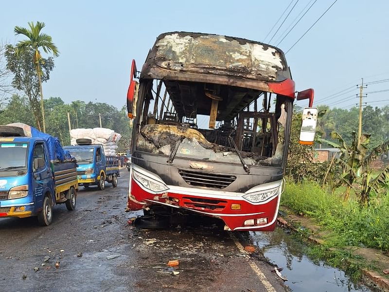 দুর্ঘটনার পর আগুনে পুড়ে যাওয়া বাস। আজ শুক্রবার সকালে ফরিদপুরের নগরকান্দা উপজেলার ডাঙ্গী ইউনিয়নের মাশাউজান এলাকায়