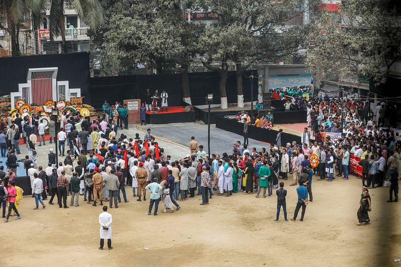 ভোর রাত থেকে দুপুর ১২টা পর্যন্ত লাইনে দাঁড়িয়ে চট্টগ্রামের অস্থায়ী শহীদ মিনারে ফুলের শ্রদ্ধা জানান বিভিন্ন বয়সের লোকজন। আজ সকাল ৮টায়