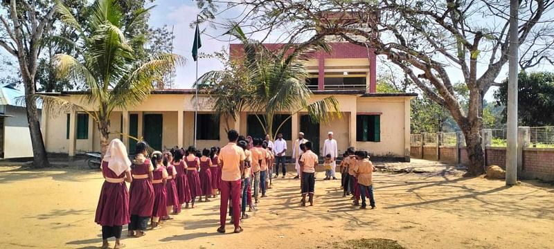 বান্দরবানের নাইক্ষ্যংছড়ির ঘুমধুম সীমান্তে ২৩ দিন বন্ধ থাকার পর বুধবার খুলেছে বিদ্যালয়। শঙ্কা  কাটিয়ে বিদ্যালয়ে যাচ্ছে শিক্ষার্থীরা