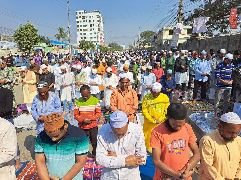 ইজতেমা মাঠে জায়গা না পেয়ে সড়কে নামাজ আদায় করেন মুসল্লিরা। আজ শুক্রবার দুপুরে গাজীপুরের টঙ্গীর মন্নুগেট-কামারপাড়া সড়কে