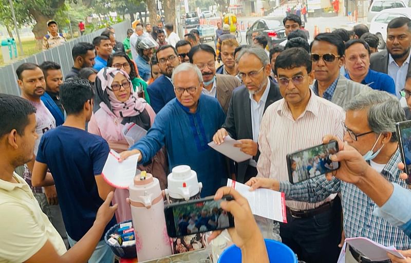 ঢাকার গুলশান-১ ও ২ নম্বর এলাকায় আজ বুধবার সকালে প্রচারপত্র বিতরণ ও গণসংযোগ কর্মসূচিতে বক্তব্য দেন বিএনপির জ্যেষ্ঠ যুগ্ম মহাসচিব রুহুল কবির রিজভী