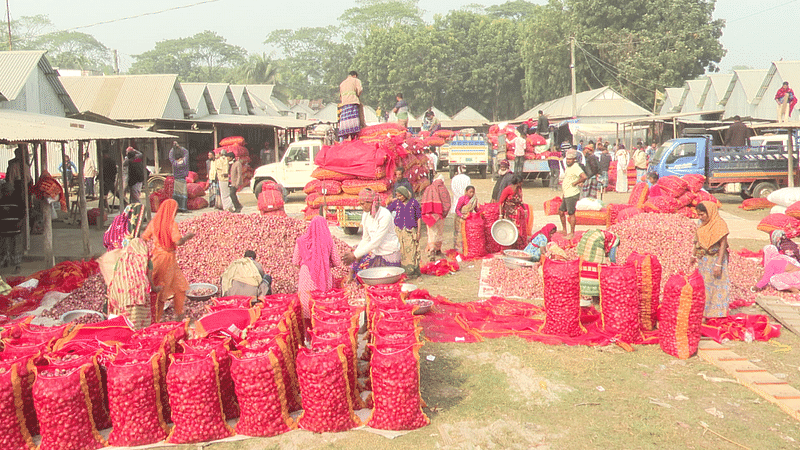 শরীয়তপুরের জাজিরার মিরাশার চাষী বাজারে পেঁয়াজ বিক্রির জন্য বস্তায় ভরে সাজিয়ে রাখা হয়েছে। সম্প্রতি তোলা