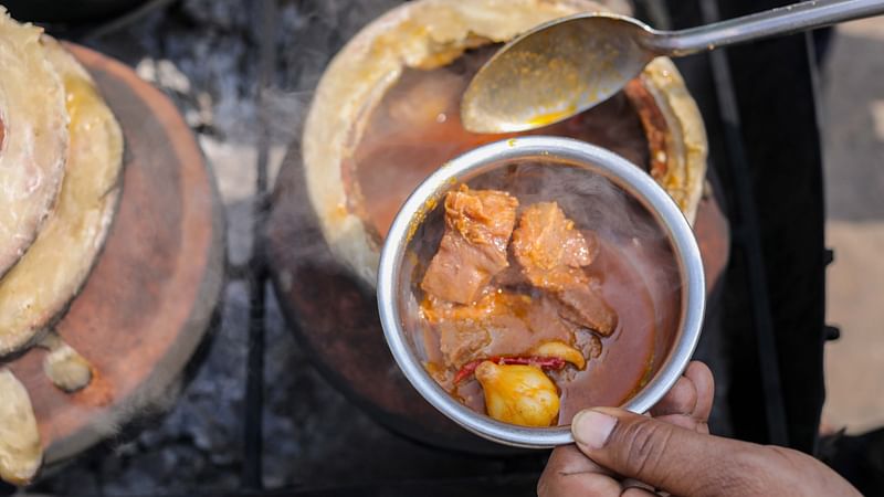 মিরপুরে মাটির হাঁড়িতে রান্না করা হয় গরুর মাংস