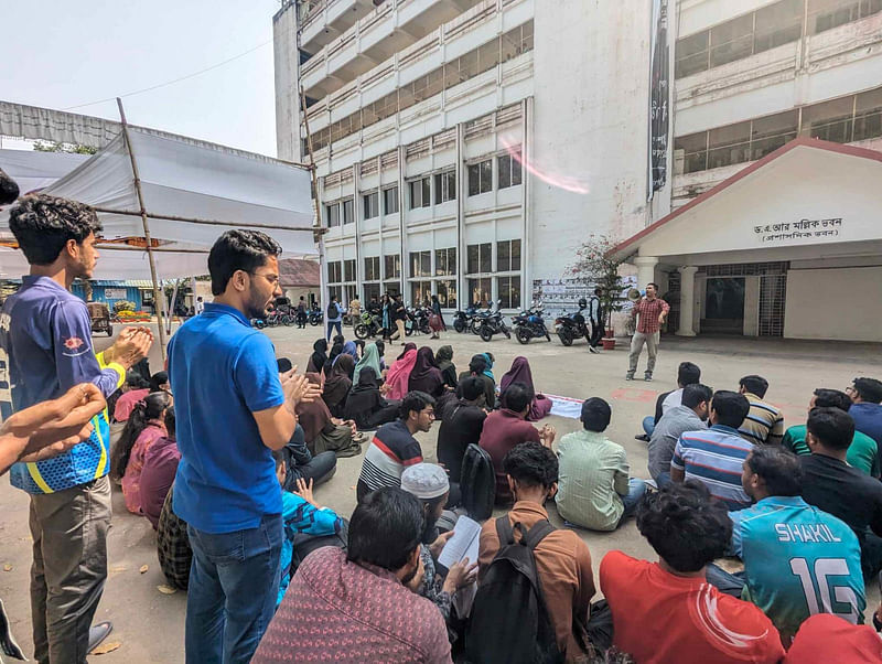 ধর্ষণ চেষ্টায় অভিযুক্ত অধ্যাপককে বিশ্ববিদ্যালয় থেকে স্থায়ীভাবে অব্যাহতি ও তাঁর বিরুদ্ধে ফৌজদারি আইনে মামলা করার দাবিতে চট্টগ্রাম বিশ্ববিদ্যালয়ের রসায়ন বিভাগের শিক্ষার্থীদের সমাবেশ। আজ দুপুরে  বিশ্ববিদ্যালয়ের  প্রশাসনিক ভবনের সামনে