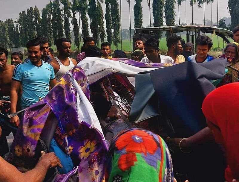 দুর্ঘটনাকবলিত অটোরিকশা ঘিরে স্থানীয়দের ভিড়। শুক্রবার সদর উপজেলার আলালপুরে ময়মনসিংহ–শেরপুর সড়কে