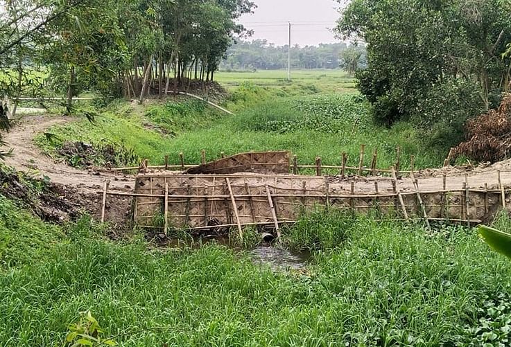 কৃষিজমির মাটি পরিবহনে খিড়া নদীতে বাঁধ। গতকাল সকালে