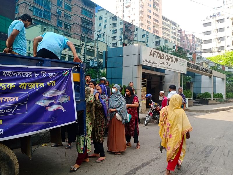 বেলা সাড়ে ১১টা পর্যন্ত মাংস, ডিম, দুধের ভ্যান না এলেও সকাল ১০টায় সেগুনবাগিচা কাঁচাবাজারের সামনে মৎস্য অধিদপ্তরের সুলভ মূল্যের মাছের ভ্যান দেখা গেছে