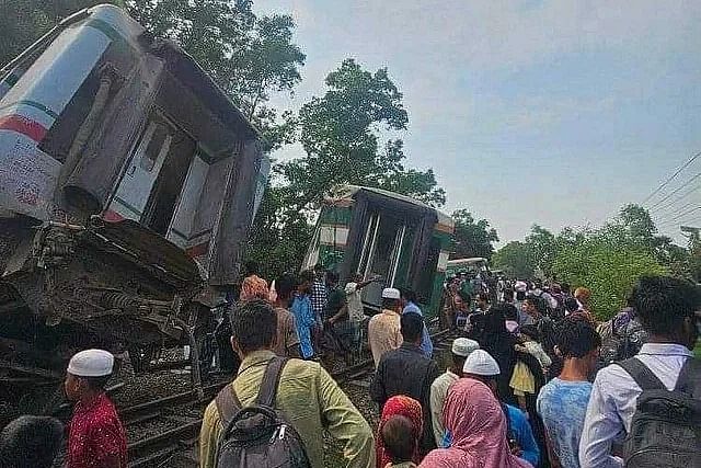 ১৬ মার্চ কুমিল্লার নাঙ্গলকোটের তেজের বাজার এলাকায় বিজয় এক্সপ্রেস ট্রেনের নয়টি বগি লাইনচ্যুত হয়। দুর্ঘটনার পর উৎসুক জনতার ভিড়