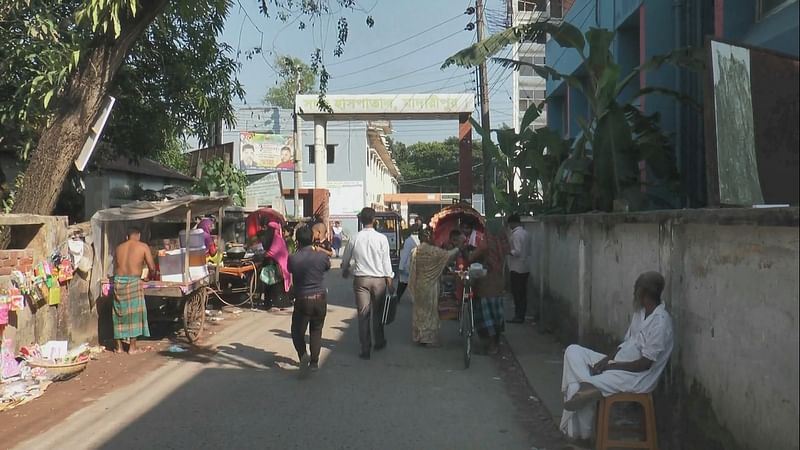 বিস্ফোরণের ঘটনায় এলাকায় আতঙ্ক ছড়িয়ে পড়ে। বুধবার মাদারীপুরের কালকিনি উপজেলায় চরদৌলতখান ইউনিয়নের ৯ নম্বর ওয়ার্ডে ডিমচর এলাকায়