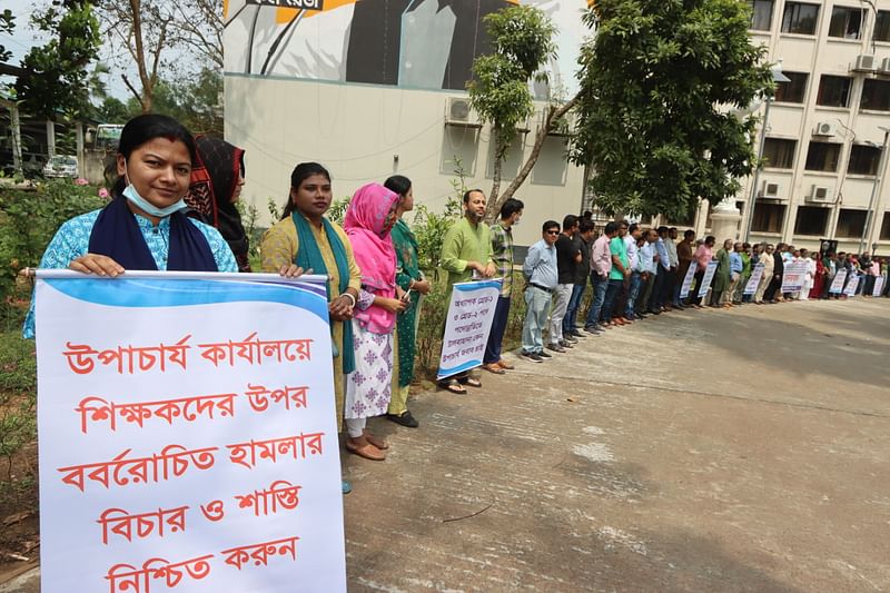 উপাচার্যের নানা অনিয়ম ও দুর্নীতির প্রতিবাদে মানববন্ধন করেন কুমিল্লা বিশ্ববিদ্যালয় শিক্ষক সমিতির সদস্যরা। আজ সোমবার বেলা সাড়ে ১১টার দিকে বিশ্ববিদ্যালয়ের প্রশাসনিক ভবনের সামনে