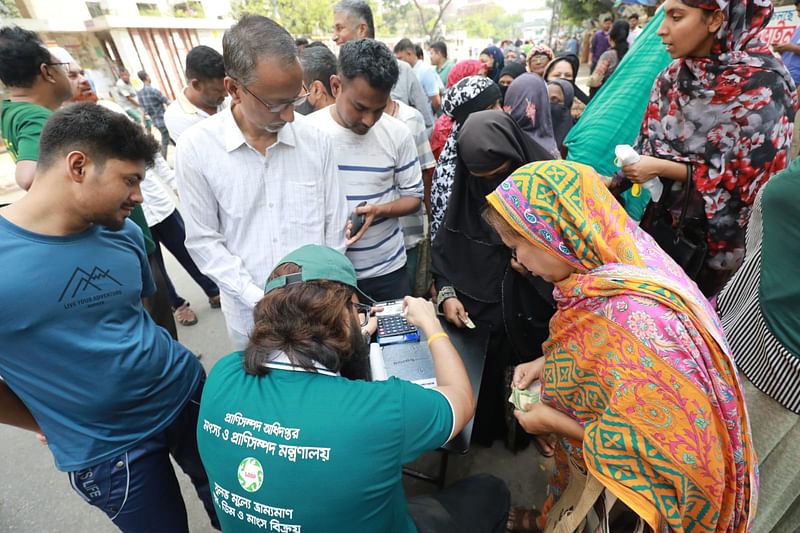 মৎস্য ও প্রাণিসম্পদ মন্ত্রণালয়ের উদ্যোগে রাজধানীর আজিমপুরে আজ শুক্রবার সকালে সুলভ মূল্যে দুধ, মাংস, ডিম বিক্রি হয়