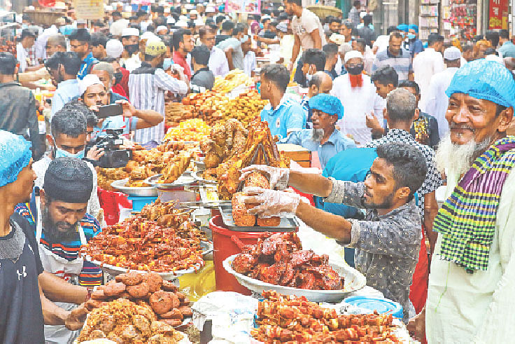 রমজানের প্রথম দিনে চকবাজারের ঐতিহ্যবাহী ইফতারির পসরা সাজিয়ে বসেছেন বিক্রেতারা। গতকাল বিকেলে