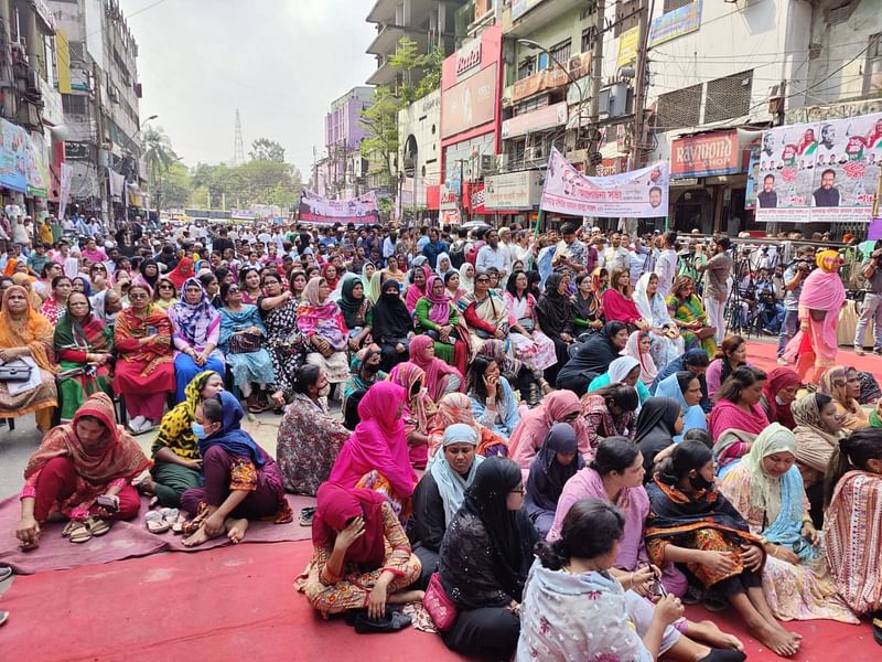 রাজধানীর গুলিস্তানের বঙ্গবন্ধু অ্যাভিনিউয়ে ২৫ মার্চ গণহত্যা দিবস উপলক্ষে সমাবেশের আয়োজন করেছে ঢাকা মহানগর দক্ষিণ আওয়ামী লীগ। বেলা আড়াইটার দিকে তোলা