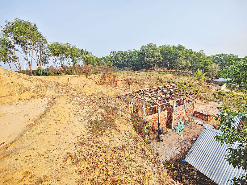 সিলেট সদরের নালিয়া বাগমারা এলাকার এই টিলা দীর্ঘদিন ধরে কাটা হচ্ছে। টিলা কেটে বসতবাড়ি তৈরি করে সেখানে ঝুঁকি নিয়ে থাকছেন বাসিন্দারা। সম্প্রতি তোলা