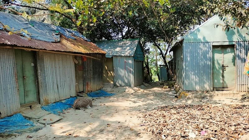 এই বাড়িগুলোর বাসিন্দারা বাড়ি তালাবদ্ধ রেখে ইটভাটায় শ্রমিক হিসেবে কাজ করতে গেছেন। গত রোববার কিশোরগঞ্জের করিমগঞ্জের ইন্দা উত্তর হাটি এলাকায়