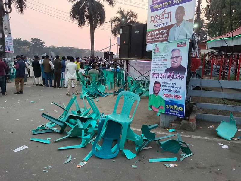 সিলেটে প্রবাসী কল্যাণ ও বৈদেশিক কর্মসংস্থান প্রতিমন্ত্রী শফিকুর রহমান চৌধুরীর সংবর্ধনা অনুষ্ঠানে চেয়ার ছোড়াছুড়ির ঘটনা ঘটে। শনিবার বিকেলে নগরের কিনব্রিজ এলাকায়