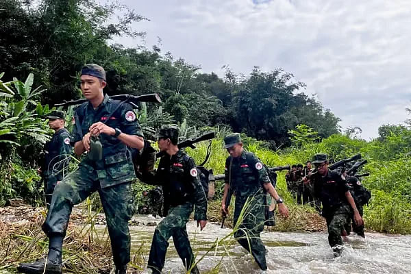 বিদ্রোহী আরাকান আর্মি রাখাইন রাজ্যের বেশ কয়েকটি শহর দখল করে নিয়েছে