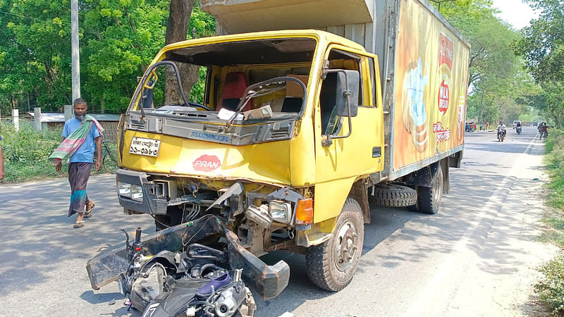 মুখোমুখি সংঘর্ষে কাভার্ড ভ্যান ও মোটরসাইকেলের সামনের অংশ দুমড়েমুচড়ে যায়। মঙ্গলবার মাগুরা পৌরসভার লক্ষ্মীকান্দর এলাকায়