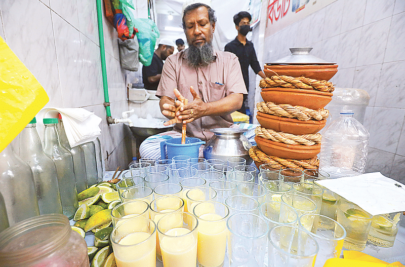 লেবুর শরবত ও লাচ্ছির জন্য বিখ্যাত পুরান ঢাকার ‘বিউটি লাচ্ছি’। গতকাল দুপুরে রায়সাহেব বাজার এলাকায়