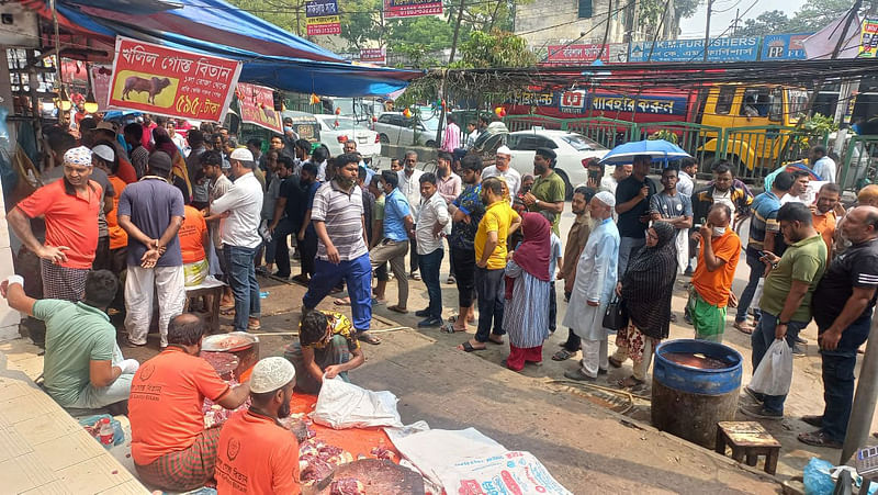 খলিল গোস্ত বিতানের সারিতে দাঁড়িয়ে মানুষ গরুর মাংস কিনছেন