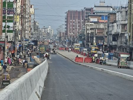 চান্দনা চৌরাস্তার উড়ালসড়ক দিয়ে ঢাকা থেকে ময়মনসিংহ ও জয়দেবপুরগামী যানবাহন চলাচল করতে পারলেও ঢাকাগামী যানবাহন চলাচলের লেনগুলো চালু হয়নি। এতে ঢাকাগামী (ডানে) যানবাহনগুলো যানজটে পড়ছে। মঙ্গলবার মহাসড়কের গাজীপুরের চান্দনা চৌরাস্তায়