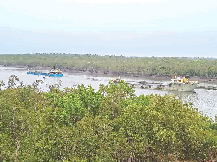 ভারত থেকে শিল্পকারখানার কাঁচামাল নিয়ে কয়রার আংটিহারা শুল্কস্টেশন হয়ে সুন্দরবনের মধ্যের বজবজা নদী দিয়ে অবাধে চলছে জাহাজ। গতকাল বিকেলে কয়রার বজবজা এলাকায়