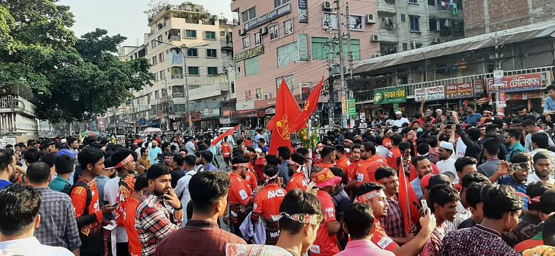 স্টেডিয়ামের বাইরেও মানুষের উপচে পড়া ভিড়