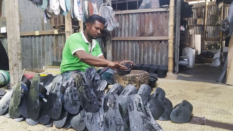 কারখানায় চলছে জুতা তৈরির কাজ। বৃহস্পতিবার রাজশাহীর চারঘাট উপজেলার কালুহাটি গ্রামে