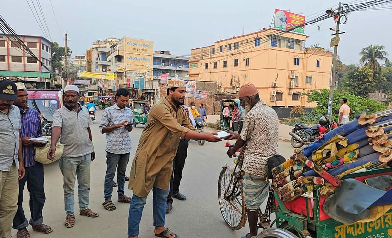 ‘মানবিকতায় কিশোরগঞ্জ’ নামের সামাজিক সংগঠনের পক্ষ থেকে রোজাদারদের বিনা মূল্যে ইফতার বিতরণ করা হয়। মঙ্গলবার ইফতারের আগমুহূর্তে কিশোরগঞ্জ জেলা শহরের শহীদ সৈয়দ নজরুল ইসলাম চত্বর এলাকায়