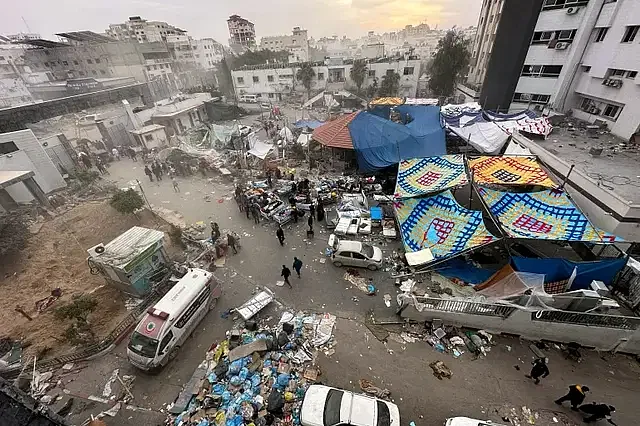 ফিলিস্তিনের গাজা উপত্যকার আল শিফা হাসপাতাল প্রাঙ্গণ