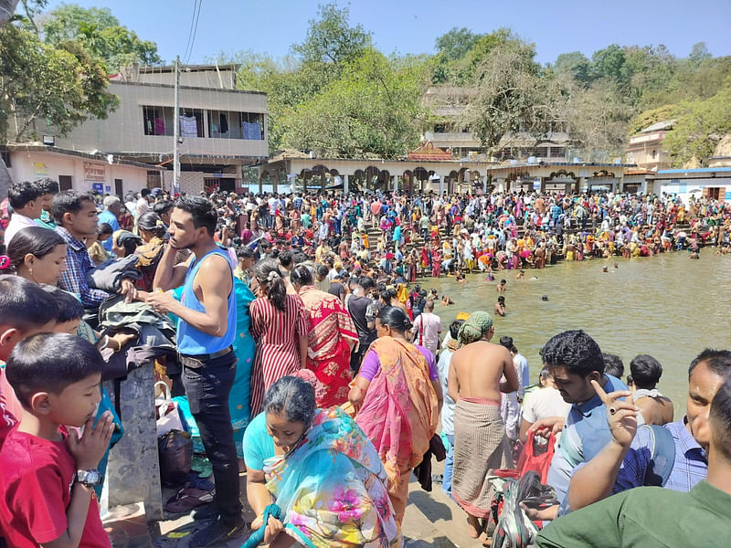 চট্টগ্রামের সীতাকুণ্ডের ব্যাসকুণ্ডে স্নান করে দেহ শুদ্ধ করছেন তীর্থ যাত্রীরা। গতকাল বেলা ১২টার দিকে