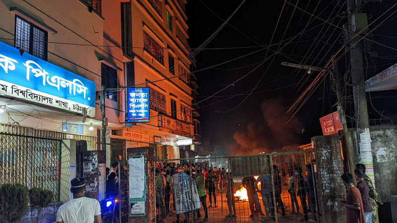 ছাত্রলীগের সঙ্গে সংঘর্ষের পর স্থানীয় বাসিন্দারা  বিশ্ববিদ্যালয়ের  ফটক আটকে আগুন জ্বালিয়ে বিক্ষোভ করেন। আজ রাত সাড়ে আটটায় দুই নম্বর গেট এলাকায়