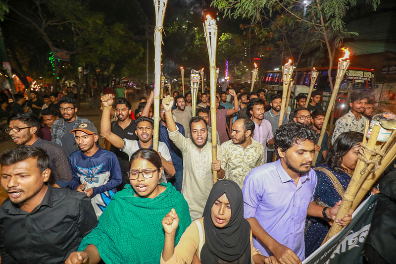 অবন্তিকার আত্মহত্যার ঘটনায় জড়িত ব্যক্তিদের বিচার দাবিতে মশালমিছিল করেন জগন্নাথ বিশ্ববিদ্যালয়ের শিক্ষার্থীরা। আজ রাতে বিশ্ববিদ্যালয় ক্যাম্পাসে