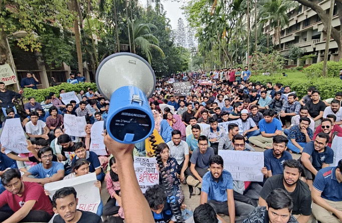 ছাত্র বিক্ষোভের ঘটনায় বুয়েট পরিস্থিতি এখন থমথমে।