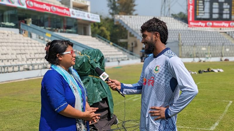 সাংবাদিকসুলভ ভঙ্গিতে বোনকে প্রশ্নও করেন ক্রিকেটার জাকের আলী