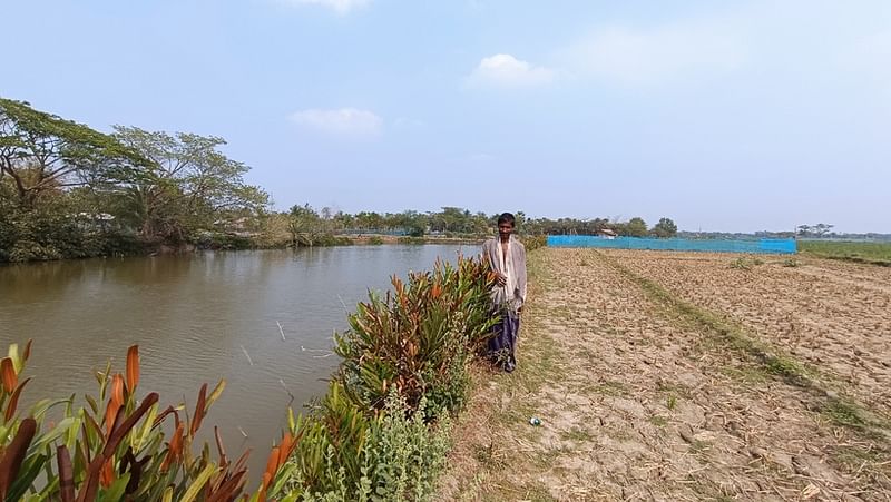 খুলনার কয়রা উপজেলার তেরআউলিয়া খালে লোনা পানির মাছ চাষের কারণে খেতে সেচ দিতে পারছেন না কৃষকেরা। গত শনিবার তোলা