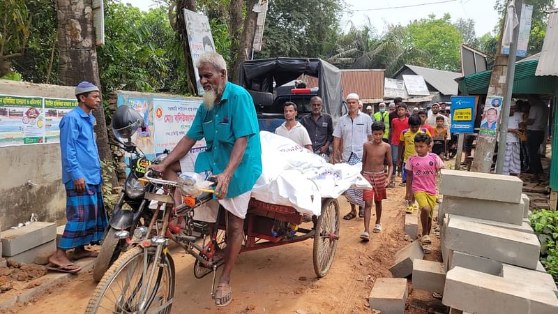 পিটুনিতে নিহতদের লাশ উদ্ধার করে নিয়ে যাচ্ছে পুলিশ। আজ সোমবার বেলা ১১টার দিকে নারায়ণগঞ্জের সোনারগাঁয়ের বাঘরী গ্রামে