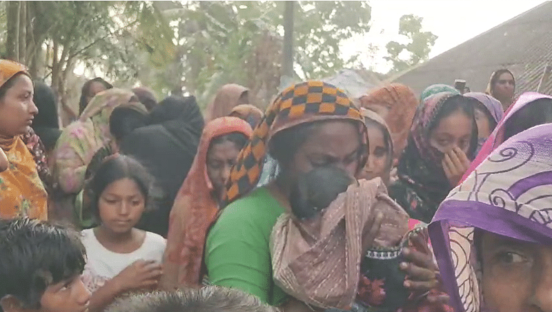 ফুটবলার রাজিয়া সুলতানার সন্তানকে দাদাবাড়ি নিয়ে যাওয়ার সময় কান্নায় ভেঙে পড়েন নানাবাড়ির স্বজনেরা। আজ সোমবার সকাল আটটার দিকে সাতক্ষীরার কালীগঞ্জ উপজেলার লক্ষ্মীনাথপুর গ্রামে