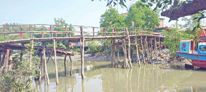 পটুয়াখালীর রাঙ্গাবালীর গহিনখালী খালের ওপর সেতুটি এখন বেহাল। গাছের গুঁড়ির সঙ্গে বেঁধে সেতুটি দাঁড় করিয়ে রাখা হয়েছে। সাম্প্রতিক ছবি