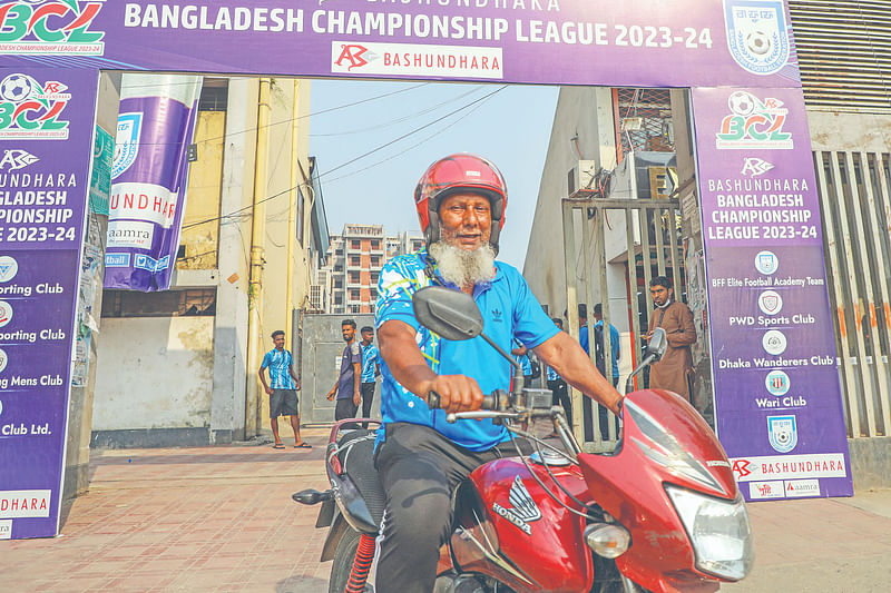 আবু ইউসুফ: বাংলাদেশে পেশাদার পর্যায়ে সবচেয়ে বেশি বয়সী ফুটবল কোচ