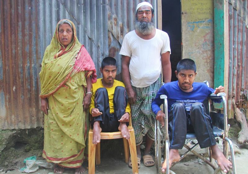 দুই ভাই জামাল ও কামালকে নিয়ে বিপাকে মা-বাবা। বৃহস্পতিবার কিশোরগঞ্জের করিমগঞ্জের ইন্দা উত্তর হাটি এলাকায়