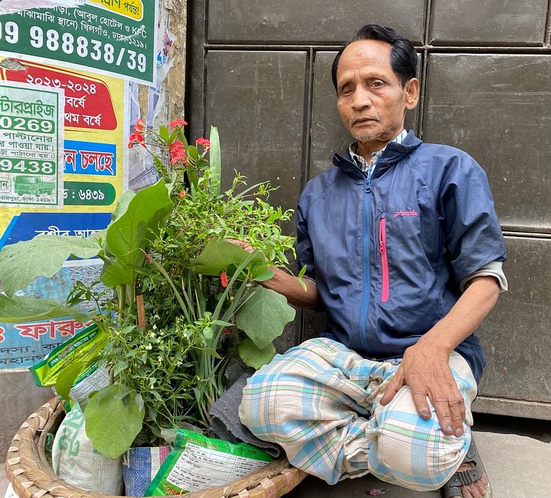 ফুল-ফলের চারা বিক্রি করেন বটে, কিন্তু একটা চারা লাগানোর মতো একচিলতে জায়গার মালিকানাও নেই মোসলেম মোল্লার