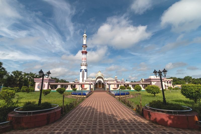 বরিশালের উজিরপুর উপজেলার গুঠিয়া ইউনিয়নের দৃষ্টিনন্দন বাইতুল আমান জামে মসজিদ