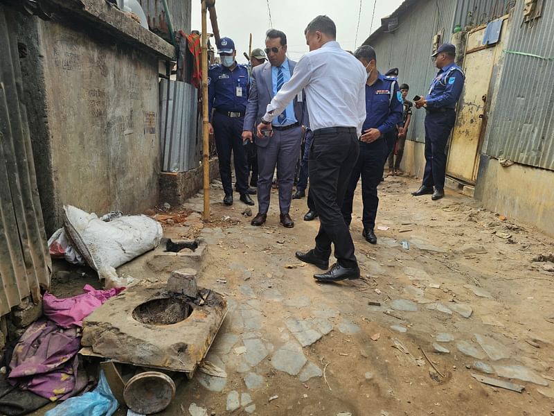 গাজীপুরের কালিয়াকৈর উপজেলার তেলিচালা এলাকায় সিলিন্ডার বিস্ফোরণে আগুন লাগার ঘটনাস্থল পরিদর্শন করেন জেলা প্রশাসকসহ কর্মকর্তারা। বৃহস্পতিবার সকালে